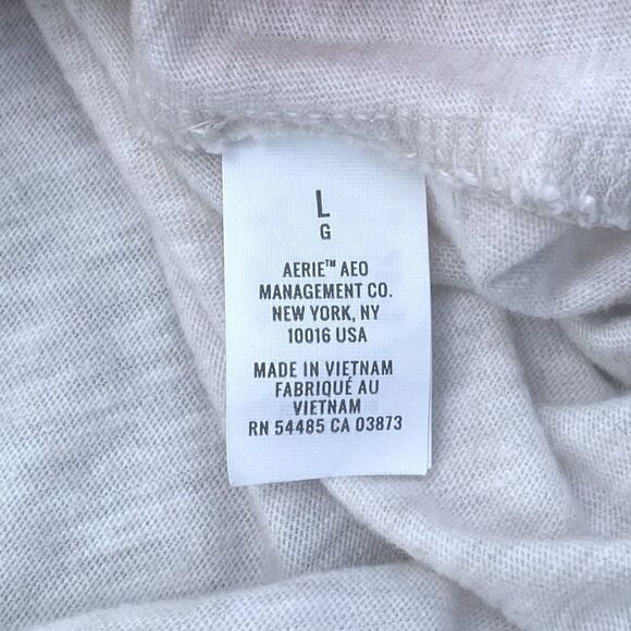 Aerie Cream "Your On My Wish List" graphic tee.  Size Large. VGUC - Picture 4 of 6